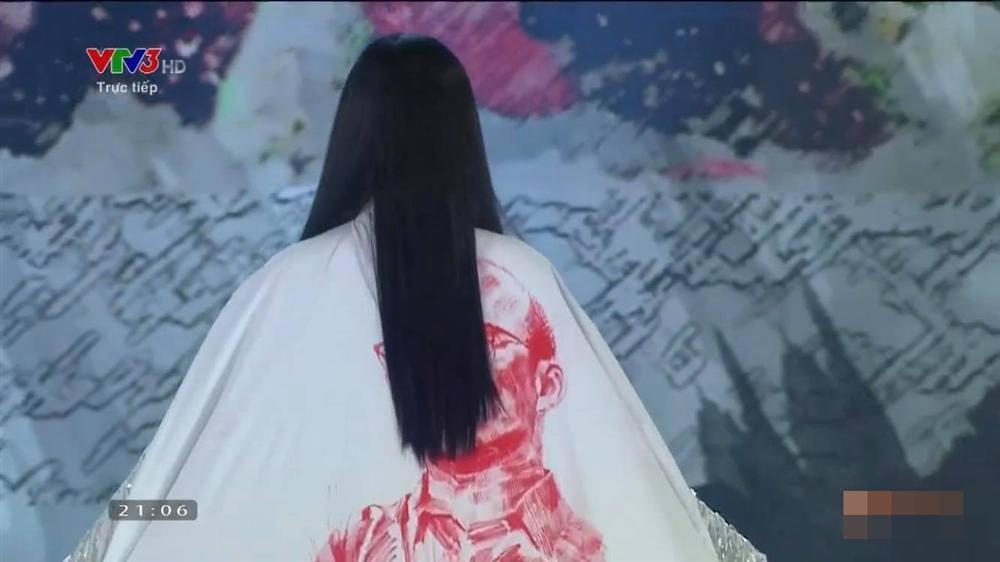 Thí sinh Hoa hậu Việt Nam diện áo dài in hình dàn cầu thủ U23 Việt Nam gây tranh cãi-3