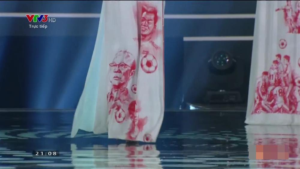 Thí sinh Hoa hậu Việt Nam diện áo dài in hình dàn cầu thủ U23 Việt Nam gây tranh cãi-5