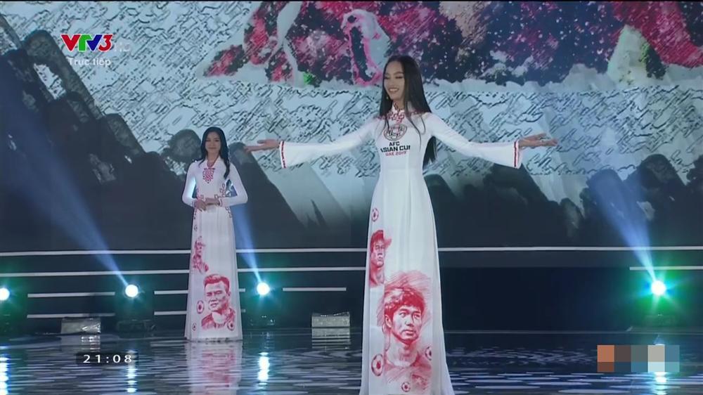 Thí sinh Hoa hậu Việt Nam diện áo dài in hình dàn cầu thủ U23 Việt Nam gây tranh cãi-6