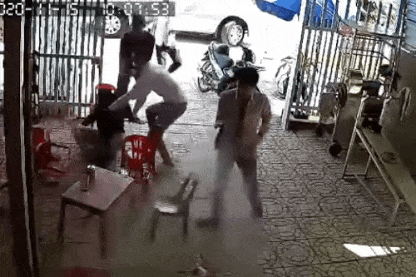 Vì sao người chồng bị khởi tố tội giết người khi giải cứu vợ?-3