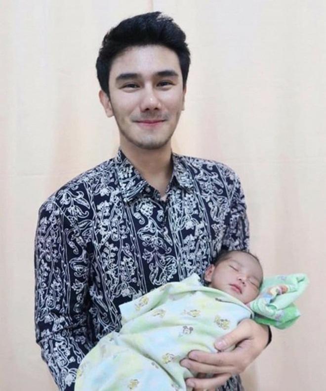 Cậu bé Thái Lan được khen đẹp từ lúc chào đời giờ ra sao?-4