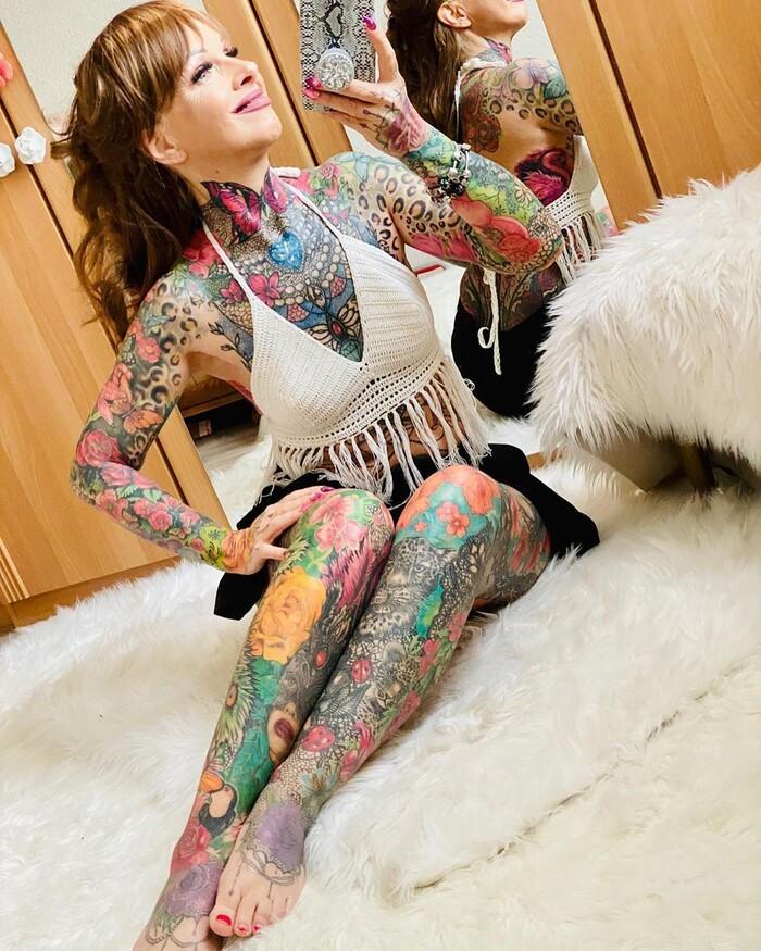 Người phụ nữ 55 tuổi chi núi tiền xăm toàn thân sặc sỡ-3