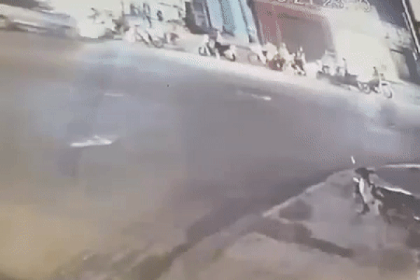 Thái Nguyên: Kinh hoàng ô tô đấu đầu xe máy, một người bị hất văng lên mái nhà tử vong-3
