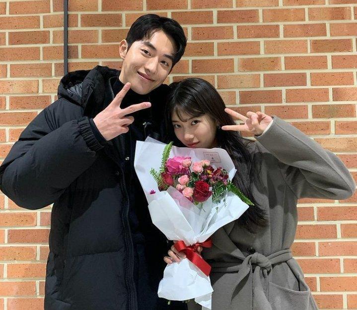 Suzy và Nam Joo Hyuk chụp ảnh chung trong ngày đóng máy bộ phim 