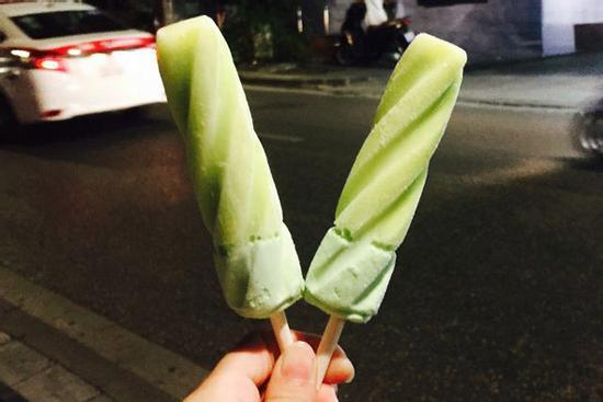 Bị bạn trai chê 'thượng đẳng' vì đòi ăn kem chanh 15k/chiếc, cô nàng đăng đàn bức xúc