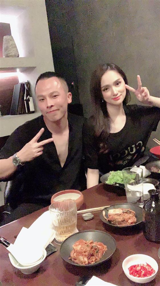 Ngọc Trinh vô tư ngồi xổm lên đùi Vũ Khắc Tiệp tại nhà hàng-4