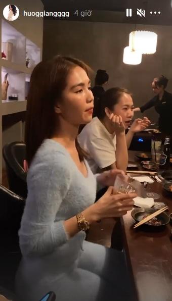 Ngọc Trinh vô tư ngồi xổm lên đùi Vũ Khắc Tiệp tại nhà hàng-6