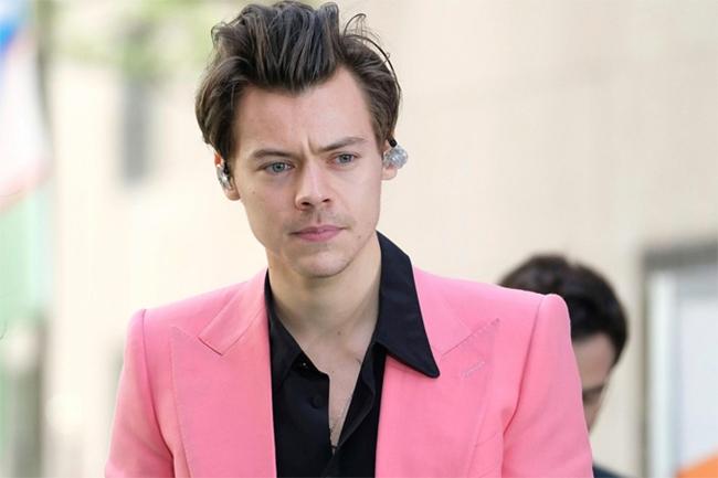 Harry Styles từng hẹn hò nhiều cô gái, trong đó có ca sĩ Taylor Swift, nhưng hiện tại nam ca sĩ độc thân. Các nhà khoa học từng nhận định nam ca sĩ 26 tuổi đẹp trai nhất thế giới vì tỷ lệ khuôn mặt của anh rất gần với số đo của người Hy Lạp cổ đại cho vẻ đẹp hoàn hảo. Harry không chỉ đẹp lãng tử, hát hay mà hiện anh còn là sao trẻ giàu thứ hai nước Anh với khối tài sản 74 triệu bảng.