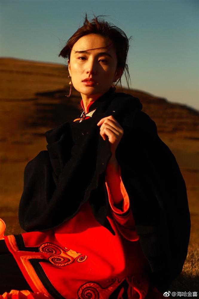 Lý Á Bằng tình tứ bên mỹ nhân kém 19 tuổi, nhan sắc có vượt mặt Vương Phi?-6