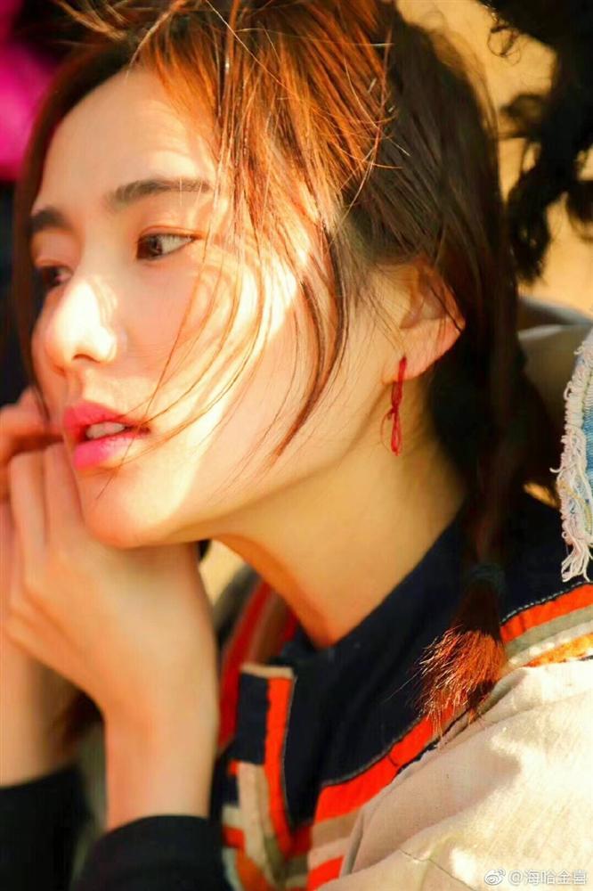 Lý Á Bằng tình tứ bên mỹ nhân kém 19 tuổi, nhan sắc có vượt mặt Vương Phi?-7