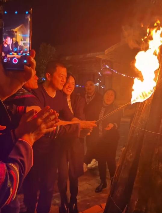 Lý Á Bằng tình tứ bên mỹ nhân kém 19 tuổi, nhan sắc có vượt mặt Vương Phi?-5