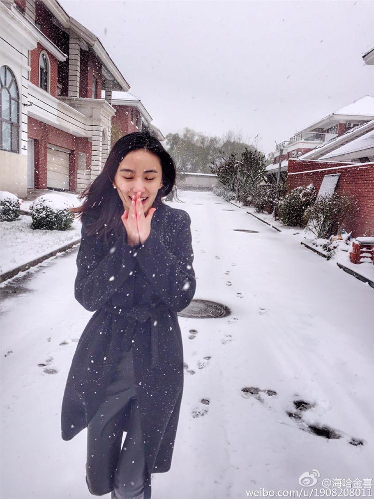 Lý Á Bằng tình tứ bên mỹ nhân kém 19 tuổi, nhan sắc có vượt mặt Vương Phi?-9