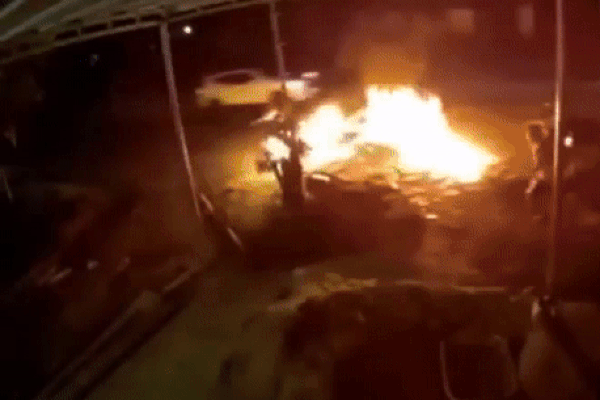 Clip: Đấu đầu xe ô tô, thanh niên đi xe máy nhận cái kết đau điếng người-1