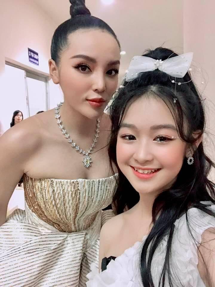 Danh tính không phải dạng vừa của bé gái chụp ảnh với loạt mỹ nhân Hoa hậu-5