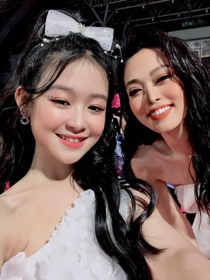 Danh tính không phải dạng vừa của bé gái chụp ảnh với loạt mỹ nhân Hoa hậu-4