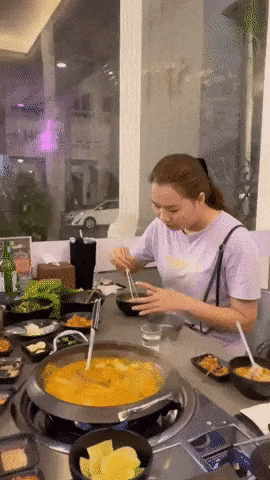 Ngọc Trinh tranh ăn với trợ lý Thuý Kiều và cái kết ngẩn tò te: Thế này là toang rồi!-1