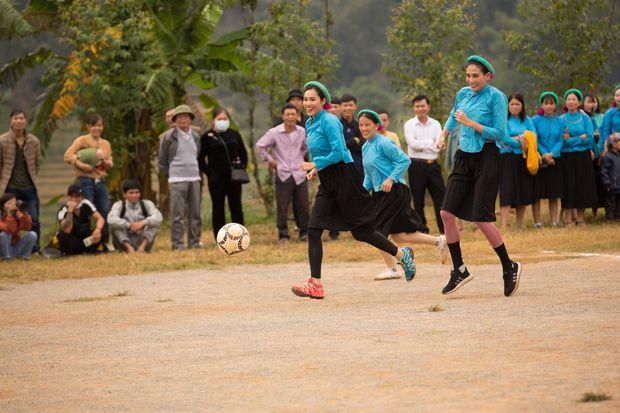 Võ Hoàng Yến đá bóng hăng máu đến nỗi tốc cả váy hớ hênh-5