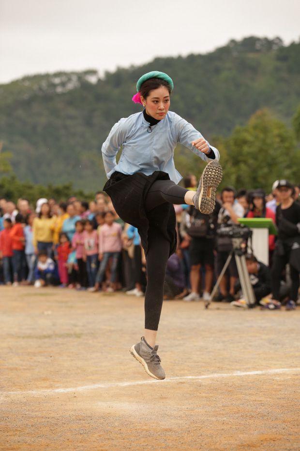 Võ Hoàng Yến đá bóng hăng máu đến nỗi tốc cả váy hớ hênh-4