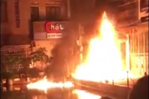 4 căn nhà bốc cháy dữ dội giữa trưa ở Vĩnh Phúc do bị ném bom xăng-2