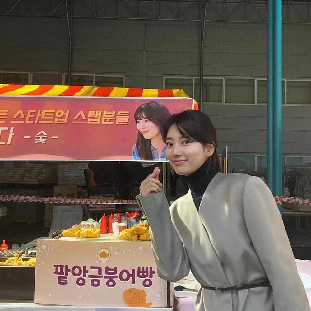 Style sao Hàn tuần qua: Jisoo BLACKPINK đẹp đẳng cấp không kém hoa hậu Kim Sarang-12