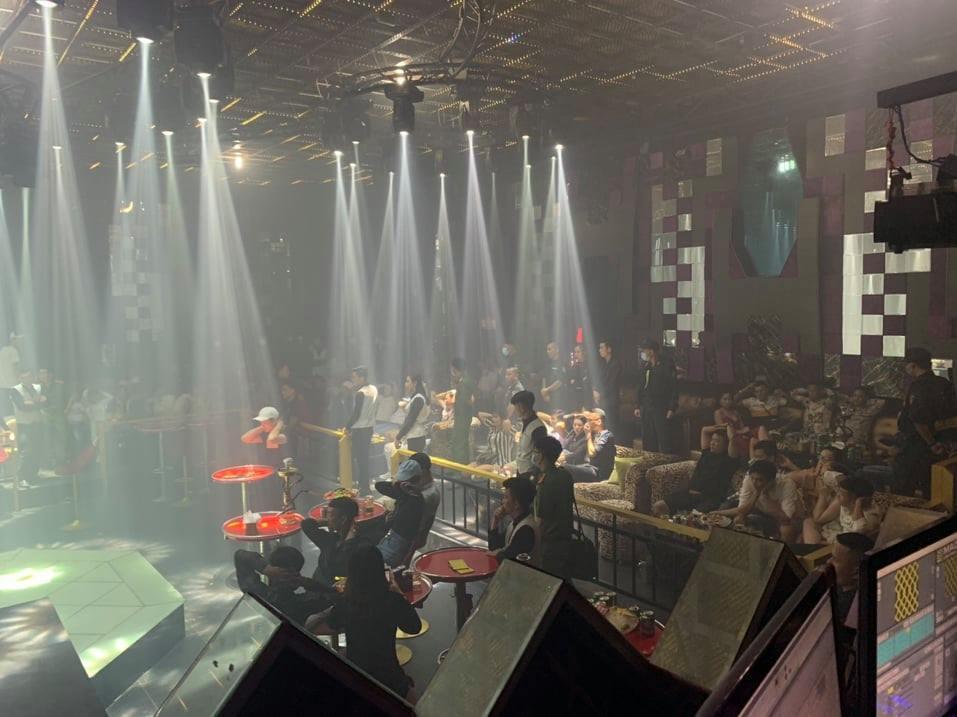 Hàng chục thanh niên bay lắc, dương tính ma túy trong quán bar ở Bình Dương-1