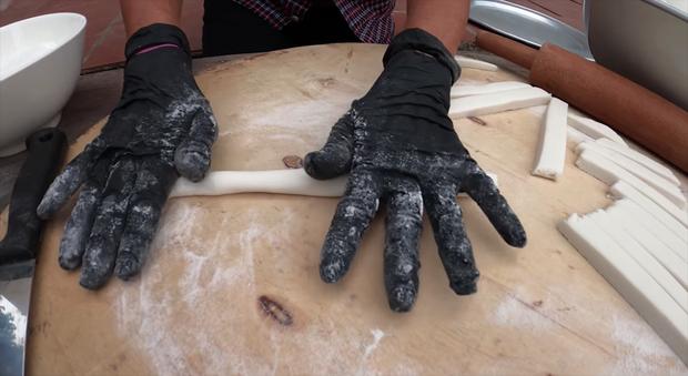 Bà Tân Vlog mất bao công đeo găng tay, cuối cùng lại bị phá bĩnh bởi những nhân vật này-3