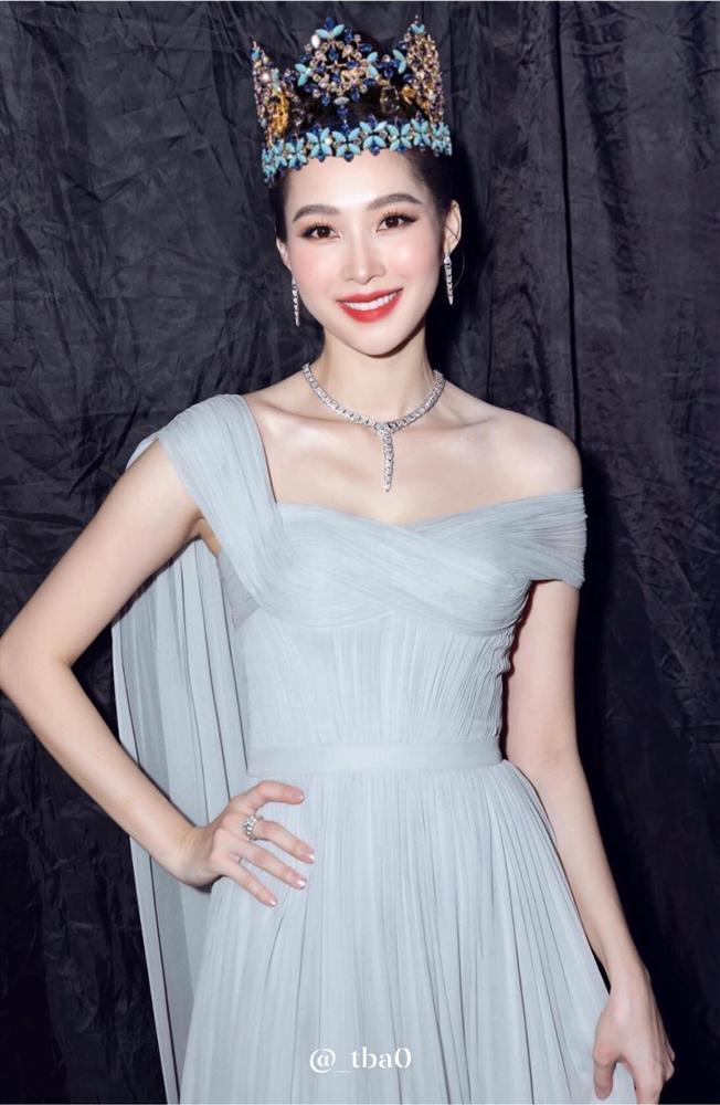 Đặng Thu Thảo gây ngỡ ngàng khi đội thử vương miện Hoa hậu Thế giới-4