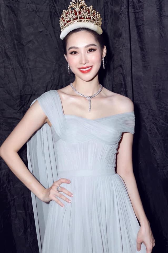 Đặng Thu Thảo gây ngỡ ngàng khi đội thử vương miện Hoa hậu Thế giới-5