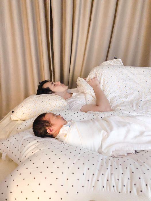 Ảnh rõ mặt con gái Đông Nhi: Dân mạng phán giống bố như đúc-1