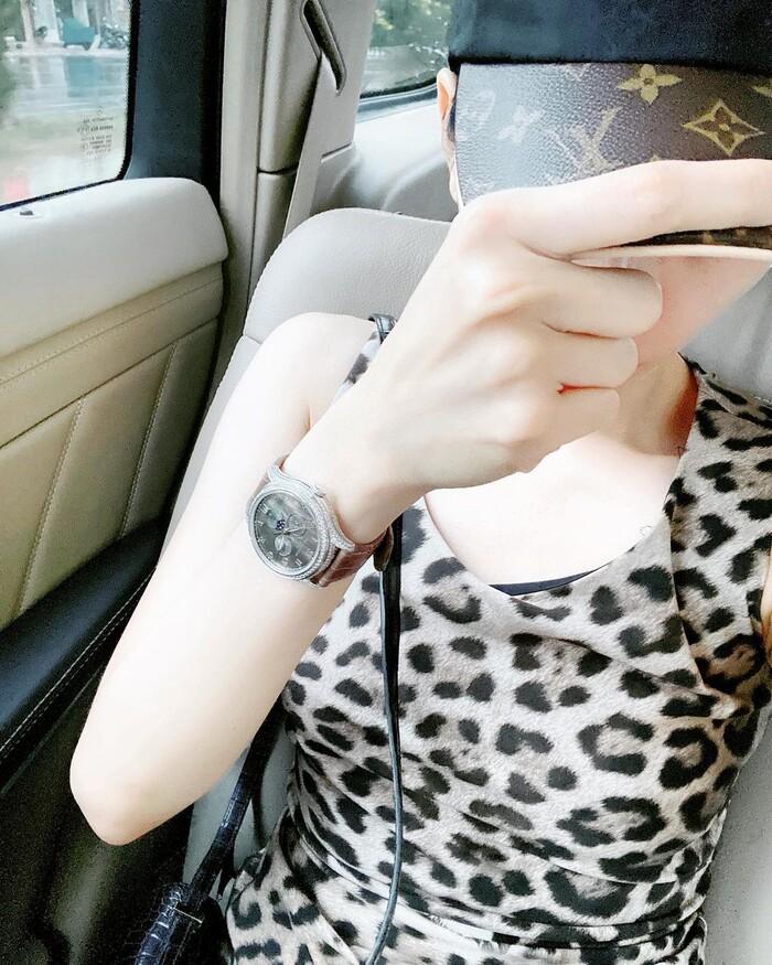 Sau ly hôn, Lệ Quyên ăn mặc ngày càng táo bạo, đến mức bị fan nhắc nhở-5