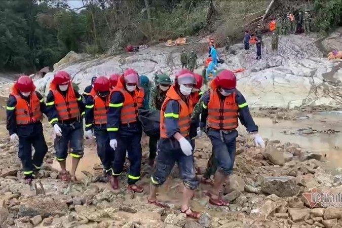 Công nhân mất tích ở Rào Trăng 3: Tìm thấy ví, quần áo, xe máy...-10