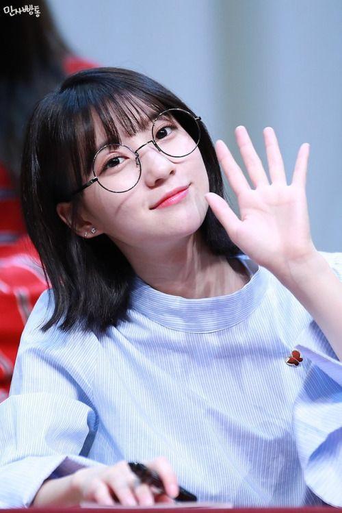 Công ty quản lý thông báo thành viên Binnie của Oh My Girl sẽ hạn chế biểu diễn trong concert do chấn thương. Dù bác sĩ yêu cầu nữ thần tượng nghỉ ngơi, song cô vẫn muốn được biểu diễn trước mặt khán giả, do vậy cô sẽ hạn chế thể hiện vũ đạo trong suốt concert.