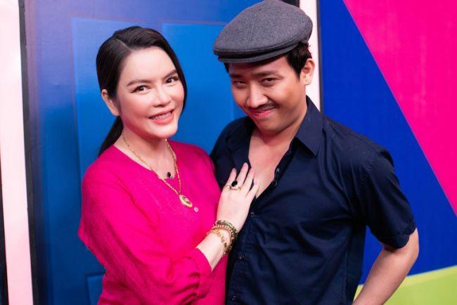 Trấn Thành là một trong những nghệ sĩ đa tài của làng giải trí Việt. Anh được biết đến MC, diễn viên hài, diễn viên điện ảnh quen thuộc với khán giả màn ảnh nhỏ. Nếu như ngoài đời, Trấn Thành Hari Won là cặp vợ chồng hạnh phúc nhận được sự yêu mến của khán giả thì trên màn ảnh, MC sinh năm 1987 lại khá "đào hoa" khi có đến 3 cô vợ nóng bỏng. Hồi tháng 5/2020, Lý Nhã Kỳ vừa có màn kết hợp với Trấn Thành trong “Ơn giời! Cậu đây rồi”. Theo đó, nữ diễn viên đóng vai cô vợ bán bún đậu của Trấn Thành.