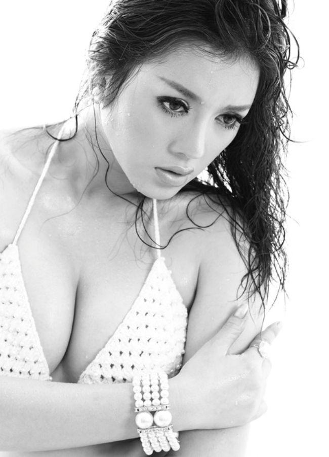 Trong một gameshow truyền hình, Lý Nhã Kỳ còn tuyên bố rằng "nhà không có gì ngoài sổ đỏ", thậm chí đi ăn nhà hàng cũng trả bằng "sổ đỏ" khiến Trường Giang cùng dàn nghệ sĩ khách mời bất ngờ.