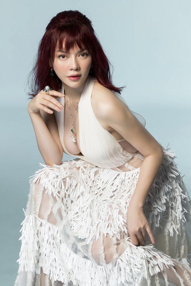 Lý Nhã Kỳ là một trong những nữ diễn viên của Vbiz. Cô gây ấn tượng với khán giả qua nhiều bộ phim như "Bước chân hoàn vũ", "Em muốn làm người nổi tiếng", "Tình yêu còn mãi", "Kiều nữ và đại gia"...