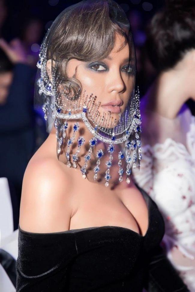 Không chỉ thành công trong sự nghiệp nghệ thuật, Lý Nhã Kỳ còn chuyển hướng sang kinh doanh. Ở tuổi 38, cô trở thành nữ đại gia thứ thiệt khi nắm trong tay loạt bất động sản đắt đỏ và thương hiệu kim cương hàng đầu Việt Nam.