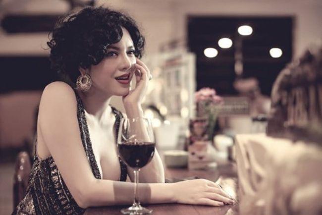 Không chỉ khéo léo trong diễn xuất, ứng xử, Lý Nhã Kỳ còn khiến bao người ngưỡng mộ trước tài kinh doanh. Nhờ đó, nữ diễn viên sinh năm 1982 sở hữu khối tài sản cực khủng. Đáng chú ý nhất là căn biệt thự được xây dựng như "cung điện", có giá trị lên tới 55 tỷ đồng.