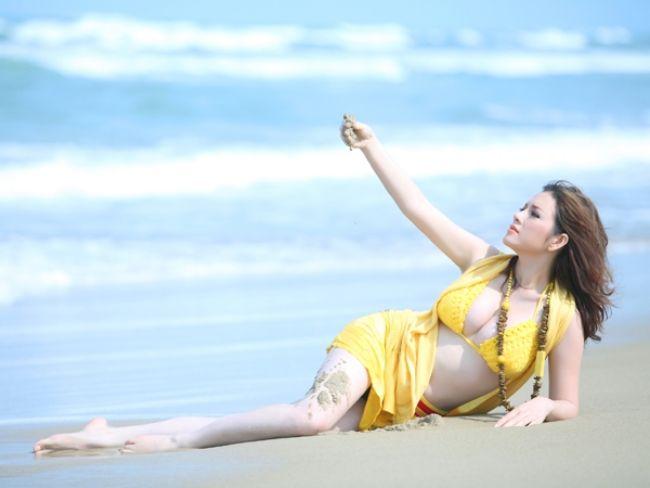 Được biết, biệt thự của Lý Nhã Kỳ nằm ngay ven sông Sài Gòn, có hai mặt tiền, được dát vàng từ cổng vào đến trong nhà. Nội thất bên trong hoàng tráng khiến bất cứ ai khi bước chân vào cũng đều choáng ngợp. "Cô vợ bán bún đậu của Trấn Thành" giống như công chúa sống trong "cung điện" dát vàng, khiến bao người ngưỡng mộ.