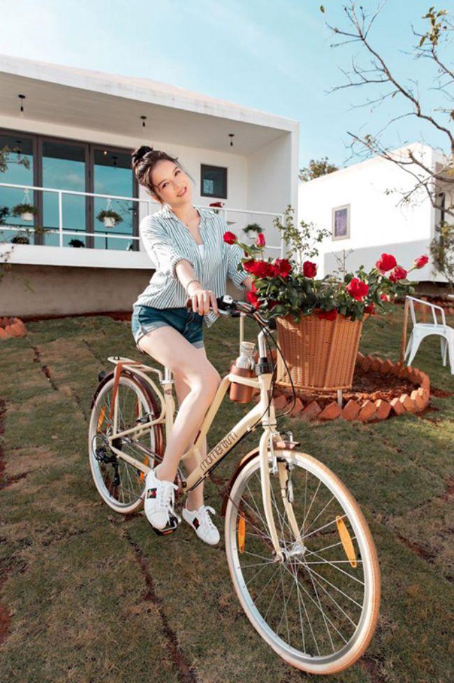 Lý Nhã Kỳ còn có một resort triệu đô ở Đà Lạt. Khu nghỉ có diện tích 7.000 m2, được định giá hàng triệu đô, vừa được người đẹp khai trương cuối tháng 12 năm ngoái và đã mở cửa đón khách.