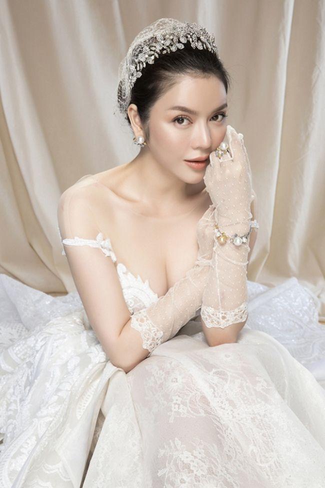 Hơn nữa Trong các sự kiện cô tham dự trong showbiz, phụ kiện đi kèm với những bộ đầm nổi tiếng thế giới thường là trang sức kim cương. Vì vậy mà cô được mệnh danh là " nữ đại gia kim cương trong V-biz".