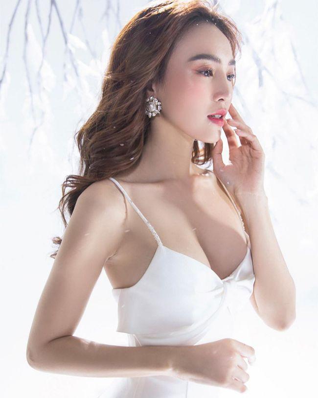 Là nghệ sĩ nổi tiếng được đông đảo người yêu mến nhưng Ninh Dương Lan Ngọc rất kín tiếng trong chuyện đời tư. Cô ít khi chia sẻ chuyện đời tư tình cảm lên trang cá nhân. Dù vướng ồn ào với khá nhiều đồng nghiệp nam như S.T Sơn Thạch, Chi Dân,... nhưng cô đều nhanh chóng phủ nhận.