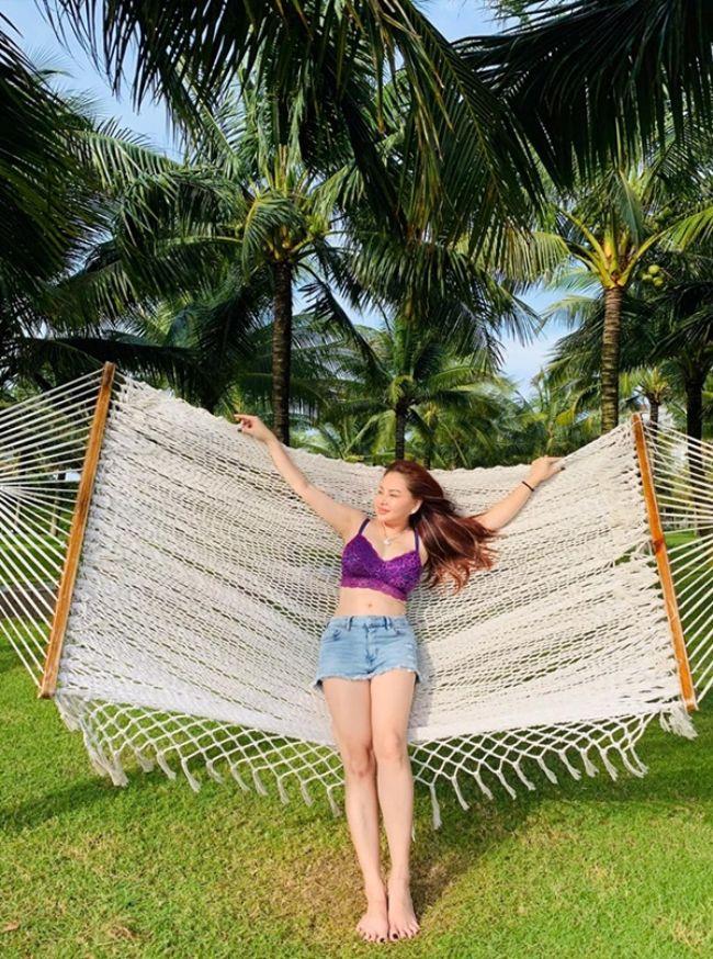 Sau khi sở hữu gương mặt và thân hình như mong đợi, Lê Giang không ngại diện trang phục trẻ trung, gợi cảm khoe đường cong cơ thể.  Cô cũng không ngại diện bikini làm tôn vóc dáng gợi cảm hết nấc của mình.