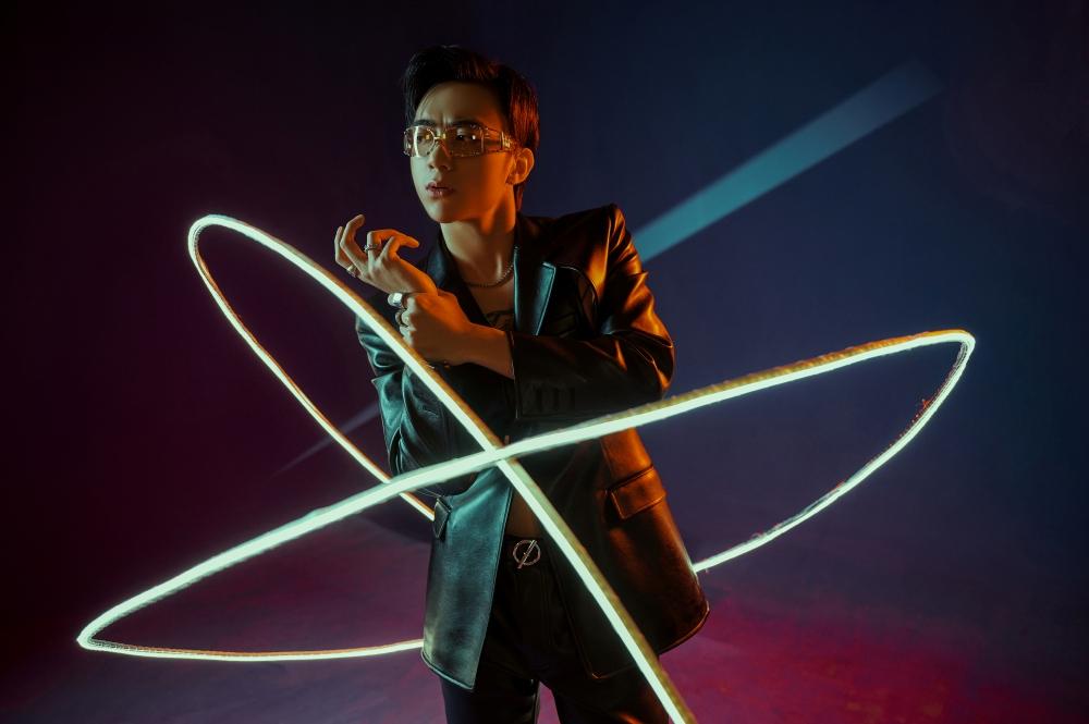 Bóc loạt đồ hiệu sang-xịn-mịn cộp mác bad boy của Soobin trong MV mới-2