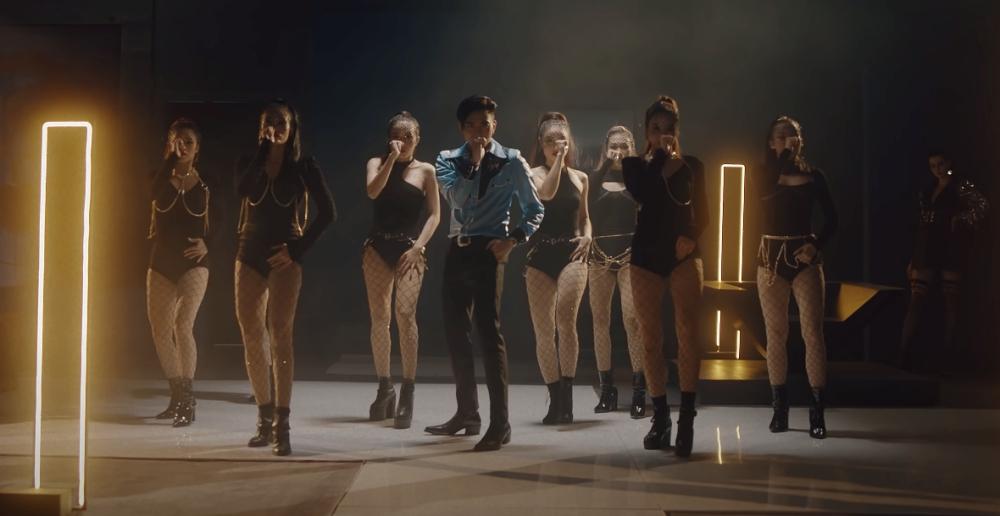 Bóc loạt đồ hiệu sang-xịn-mịn cộp mác bad boy của Soobin trong MV mới-3