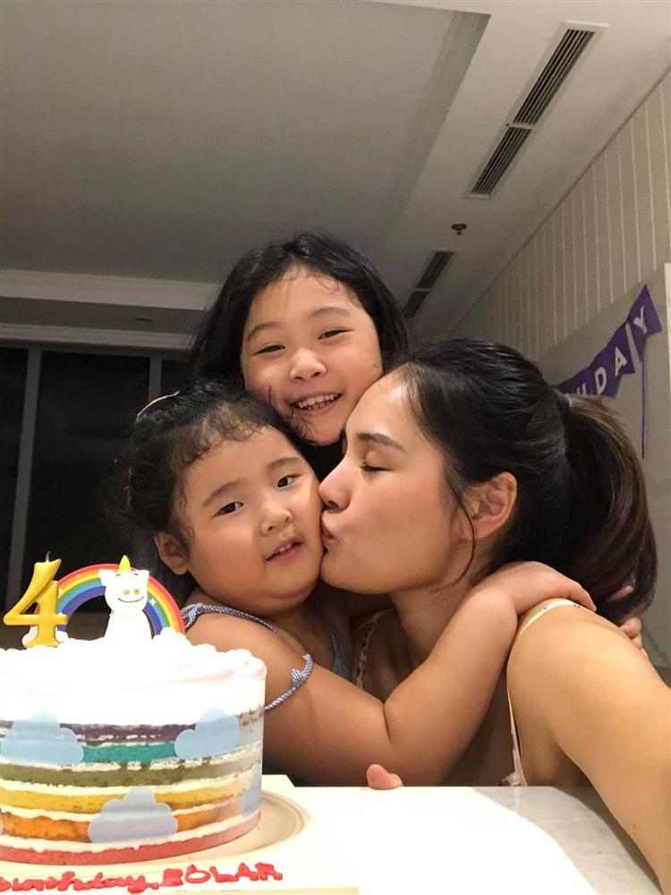 Hoa hậu Hương Giang mỗi ngày phải giải quyết 80 vụ kiện cáo-5