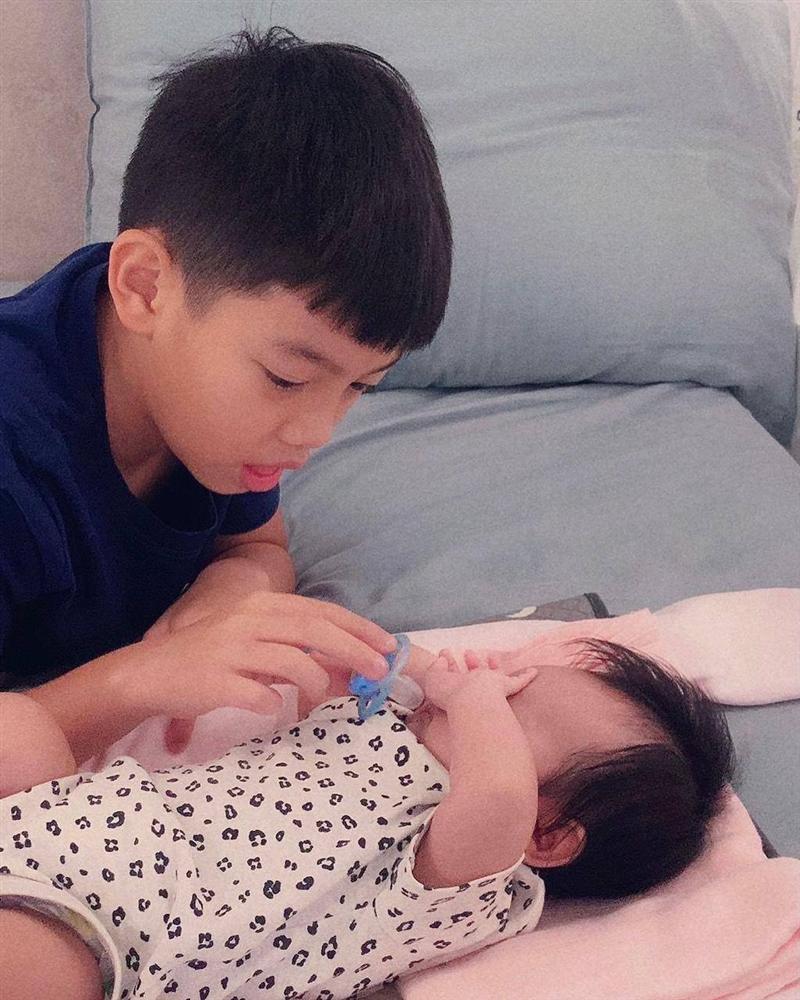 Subeo bế em giúp mẹ Hồ Ngọc Hà, nhìn là biết đã có nhiều kinh nghiệm-6