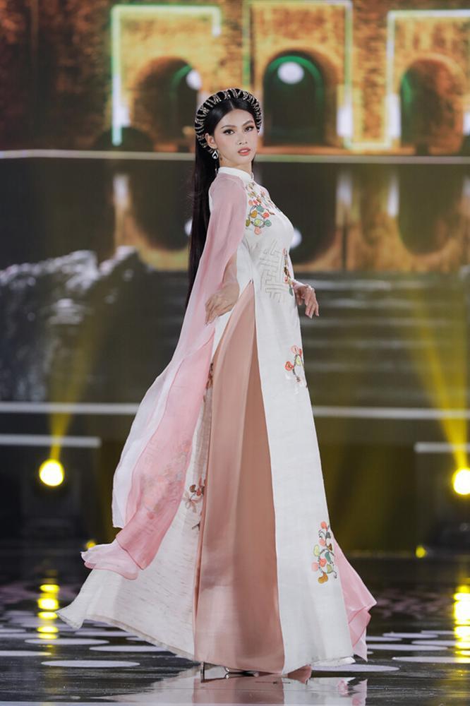 Võ Hoàng Yến catwalk với váy 30 kg