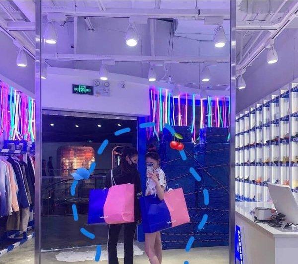 BTS, SNSD và những idol giàu sụ vẫn bị tố mặc hàng fake-11