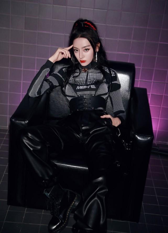 Địch Lệ Nhiệt Ba được khen ông xã quốc dân nhờ ga lăng với các người đẹp-11