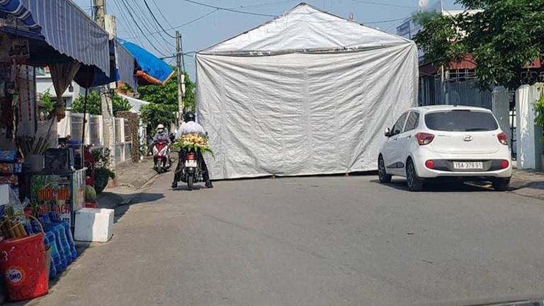 Màn tung hoa cưới nguy hiểm, cô dâu nhận rổ gạch đá-7